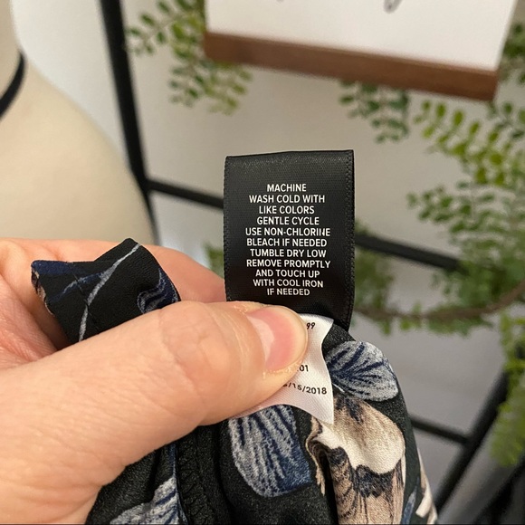 Torrid|00|Black Floral Pattern Short Sleeve V Neck Elastic Waist Blouse - Picture 6 of 9